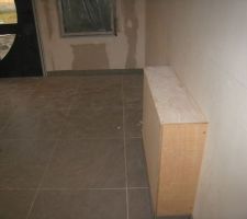 Coffrage pour nourrice de c&ocirc;t&eacute; dans hall d'entr&eacute;e