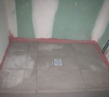 Carrelage pos&eacute; dans douche encore les joints &agrave; faire