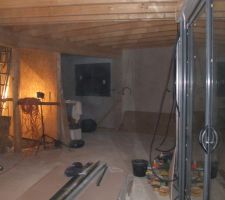 Salle à manger et cuisine dans le fond