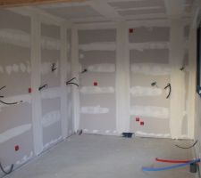 Bandes termin&eacute;es dans la cuisine