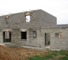 Façade arrière de la maison et du garage quasiment terminée