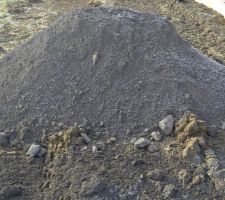 Aucune idée de ce que c'est mais si ça reste ça va finir en accès chantier :p