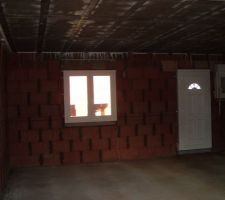 Reprise des joints verticaux de l'entr&eacute;e.