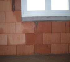 On peux apercevoir les jours entre les briques.