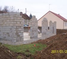 Ca y est les murs montent (pas seuls bien s&ucirc;r) mais c'est ipressionnant d'&ecirc;tre l&agrave; au milieu et d'imaginer les pi&egrave;ces. ils ont fait &ccedil;a jeudi et vendredi, pour ne pas prendre de risque ils ont de l'antigel dans le ciment.  to be continued....
