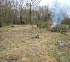 Les choses sérieuses commencent il faut nettoyer le terrain couper les vieux arbres et les bruler
