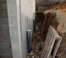 Colonnes en béton posées par le maitre d'ouvrage pour accueillir la future terrasse