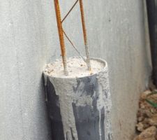 Colonnes en béton posées par le maître d'ouvrage pour accueillir la future terrasse