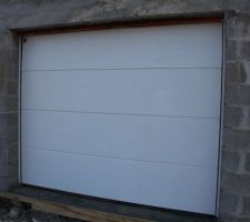 Porte de garage gauche avec retouche du linteau