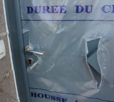 Sonnette et zoom sur la porte d'entrée avec sa belle poignée !