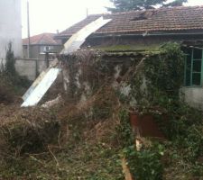 Démolition de la maison avec la rampe pour enlever les tuiles