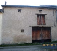FACADE AVANT DE LA GRANGE DEBUT TRES TRES ATTENDU DES TRAVAUX DE DEMOLITION DEMAIN MATIN VOUS VERREZ LA SUITE ....