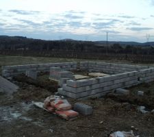 Montage de 4 rang de parpaing pour le vide sanitaire