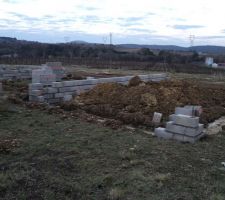 Montage de 4 rang de parpaing pour le vide sanitaire