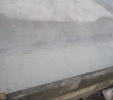 Flaque d'eau, où l'on voit la ferraille
