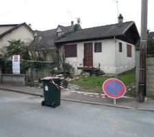 Jour de la demolition apres preparation de l'entrée du chantier , depose de la cloture