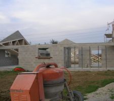 Elevation des murs avec fermettes livr&eacute;s