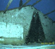 Les poutres de toiture vont servir a maintenir les 2 autres maison mitoyenne ils seront retirer quand les dalles seront en places .