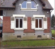 Façade rue

Fenêtre salon en bas, chambre d'ami en haut gauche et SDB en haut droite


PS: Les volet battant seront supprimé .... =)