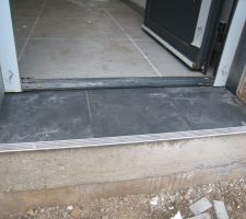 Le carrelage du seuil de porte en cours