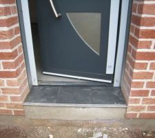 Pourquoi pas carreler la contre marche du seuil de la porte d'entr&eacute;e