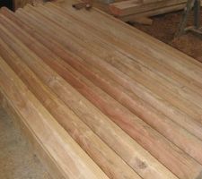 Madriers en chêne pour l?assemblage des corniches de lucarnes