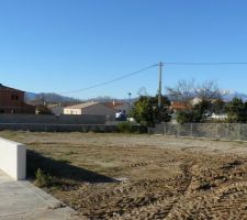 Vu du cot&eacute; ou la face sera coll&eacute;e mais il y aura des maisons, le terrain n'est pas si grand!