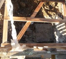 Nous avons fait drener le puit avent de le condaner car il se trouve devant la construction et cela aurais peux engranger des probleme d infiltration a lavent de la maison