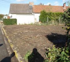A larrier du terrain qui donne dans une autre rue il y a encore du travaille a finir des rasine et bien metre le terrain a plat avent de grillager