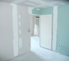 La premier chambre ou passeras lechelle pour laxe au grenier avec isolation faite pour les prise et interrupteur fournie dans la maison mest non poser