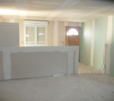Separation a fin davoir un bureau pas tres jolis et la porte donnent au garage et la porte entre couleur maron en bois