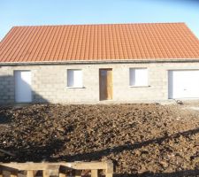 Voila le reste de la maison volet poser toiture poser porte entre poser nous attendons a se jour lenduit de facade ainsi que la pose des coutiere et le crepis de facade