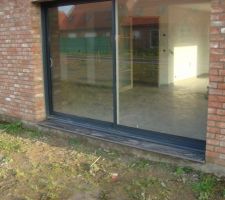 Seuil de baie à la maison de nicoleo: c'est pareil sa terrasse va arriver au niveau des briques  donc pas de ciment gris ou contre marche