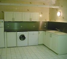 Credence inox avec luminaire en dessous non allumé , meuble haut   meuble sous evier   plan de travail

il ne reste plus que la deco a faire