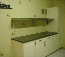 Autre pan de mur , reste la deco a faire sur etagère inox , aujourd hui il y a la cafetière et le grill pain mis dessus
meuble bas très spacieux , avec plan de travail, et placard a balai au fond ( trè pratique)