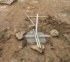 Scellage du poteau avec 140 kg de ciment, je sais j'ai mulé