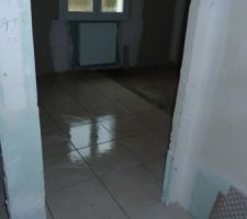 Carrelage de la chambre au fond à droite