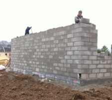 Vu de derrière, mur du garage, avec a droite la fenêtre de la futur cuisine