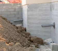 A gauche : sortie eaux usées. A droite : sortie ventilation de fosse
