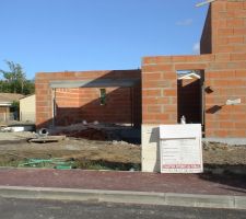 Le garage et l'entr&eacute;e