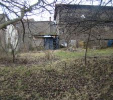 Le terrain avec la grange en arri&egrave;re plan anat nettoyage.