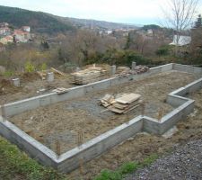 Les pilliers en arrière plan.