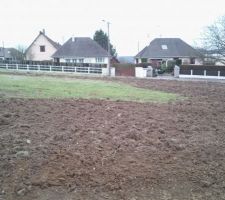 Le lotisseur nous a &eacute;tl&eacute; de la terre partout sur la parcelle....