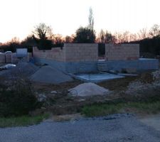 Elevation des murs,aucun redisseur beton sur la hauteur sur 25 m de long(elle se fissure de partout)