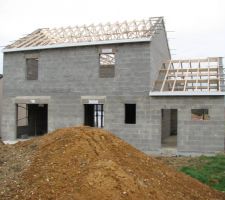 Autre vue de l'arrière de la maison charpentes posées.