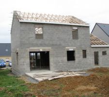 La charpente de la maison est en fermette industrielle. Ici vue d'ensemble de l'arrière de la maison.