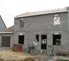 Façade de la maison, les charpentes ont été posées. Cela donne tout de suite du volume à la future maison