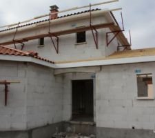 Seuils de portes coul&eacute;s et appuis de fen&ecirc;tre pos&eacute;s