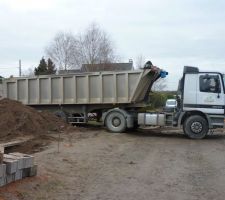 Le camion qui livre les matériaux pour le terre plein