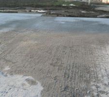 Dalle avec trace d'eau et surtout l'effritement de toute la couche du dessus